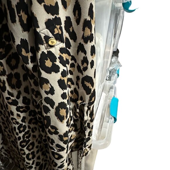 Chico’s size 3 (XL) animal print lightweight 1/2 button roll tab sleeve top - Picture 4 of 8